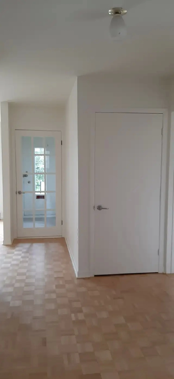 5 1/2, 1er étage triplex, Vieux-Longueuil, libre 1er juillet