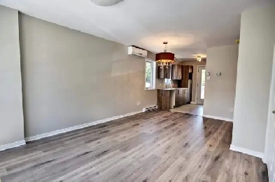 APPARTEMENT 4 1/2 À LOUER – DERNIER ÉTAGE