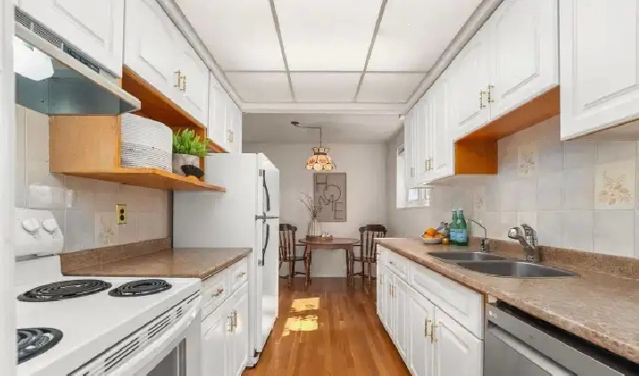 ROOM FOR RENT IN NEWMARKET - LESLIE AND DAVIS