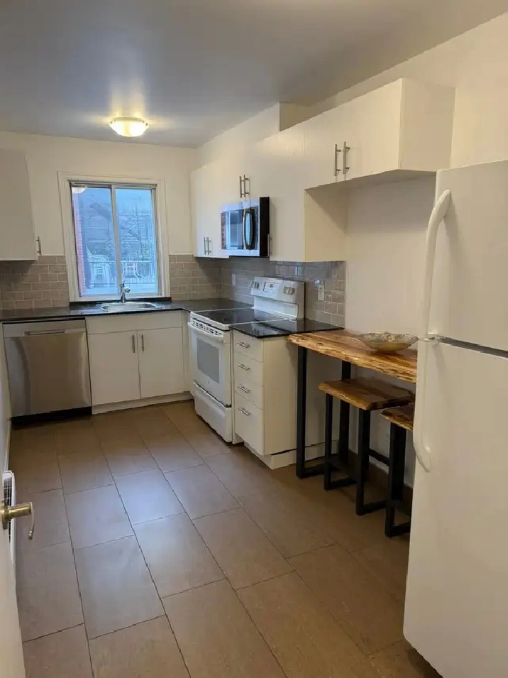 IMMEDIATELY AVAIL ONE BEDROOM APARTMENT NEAR METRO