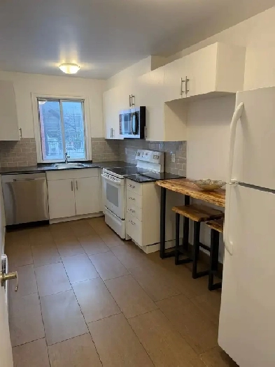 IMMEDIATELY AVAIL ONE BEDROOM APARTMENT NEAR METRO