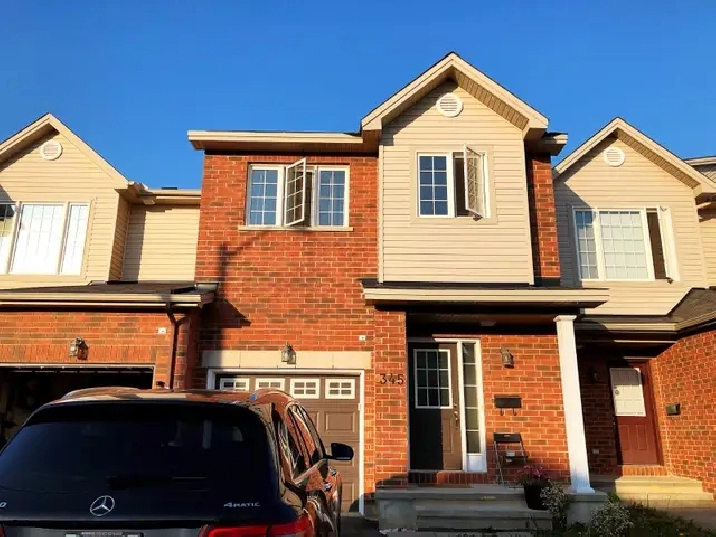 Stunning and charming townhouse in Kanata for rent(3bdrm, 2.5)