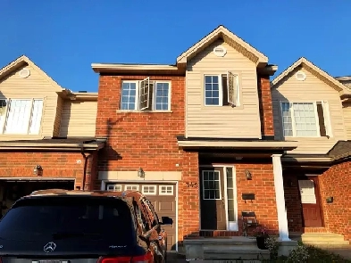 Stunning and charming townhouse in Kanata for rent(3bdrm, 2.5)