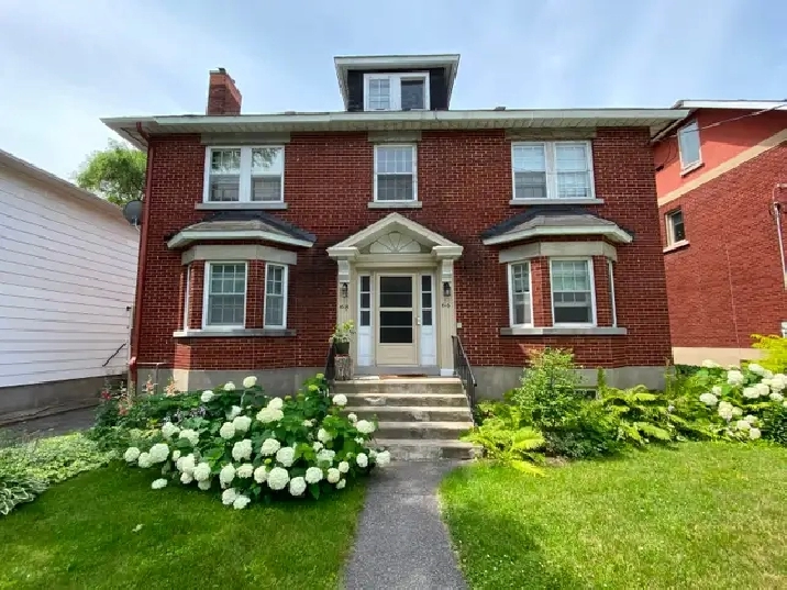 Sun Filled, 2-Bedroom Apartment located in Old Ottawa South