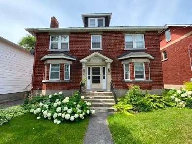 Sun Filled, 2-Bedroom Apartment located in Old Ottawa South