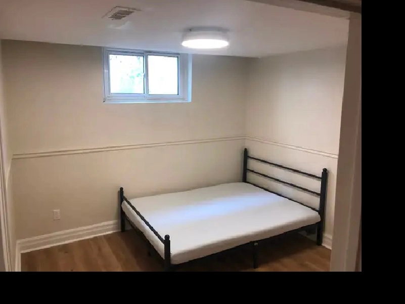 VERY BRIGHT ROOM NORTH YORK BATHURST/STEELES NEAR PLAZA/BUS