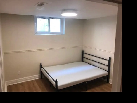 VERY BRIGHT ROOM NORTH YORK BATHURST/STEELES NEAR PLAZA/BUS