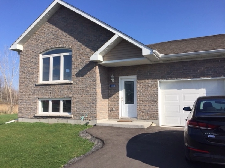 ROOM AVAIL.IN HOUSE, IN ONTARIO, 20 MIN FR. CORNWALL&VAUDREUIL,