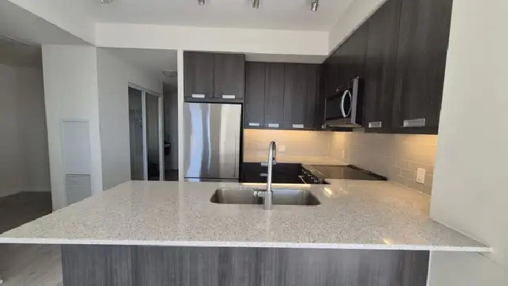 2 Bedrooms plus 2 Washroom Corner unit Condo in Mississauga