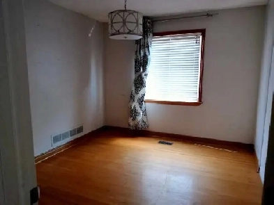 UPPER LEVEL SPACIOUS PRIVATE ROOM - 1St APRIL -GIRLS ONLY