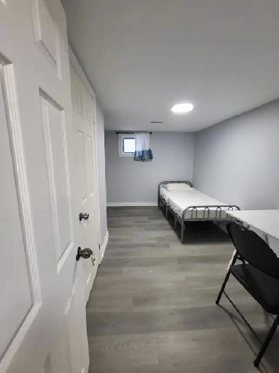 NORTH-YORK ROOM RENTAL w/ PRIVATE BATHROOM, PARKING SPOT, $750