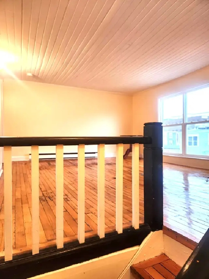 Small 1 Bedroom Apartment Downtown, No Pets, Text to View