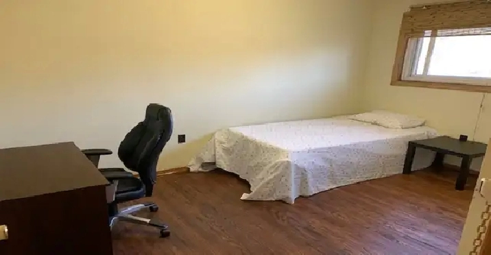 Room for Rent - Female Only - Mohawk College West 5th - NOW