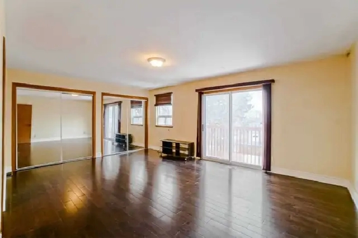 Huge Petfriendly 2 bdrm 2nd Floor w Shared Yard/LDY/PRKG/Beach