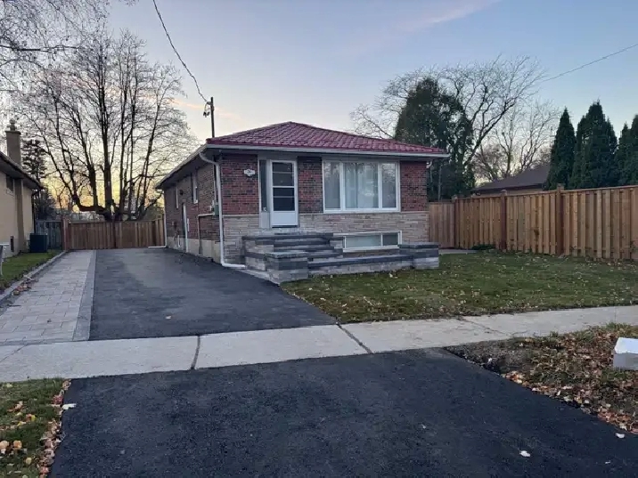 3 Bedroom House (Main Floor): McCowan Road / Brimorton Drive