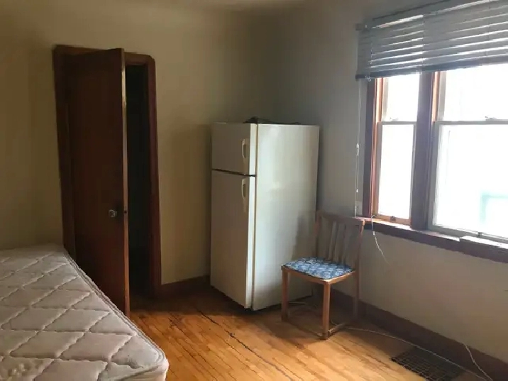 Bright furnished room c/w utiltiles/Wifi /TV/parking E.Downtown