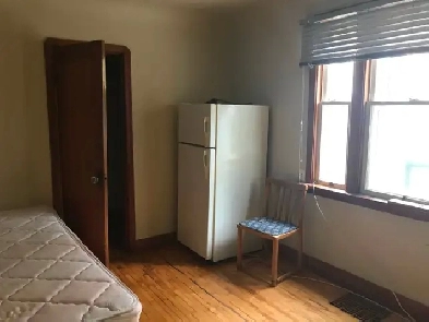 Bright furnished room c/w utiltiles/Wifi /TV/parking E.Downtown