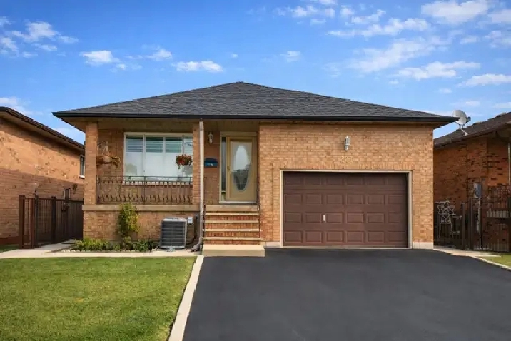 YOUR OASIS! Large3 Bedroom in HIGHLY-DESIRED Neighborhood!