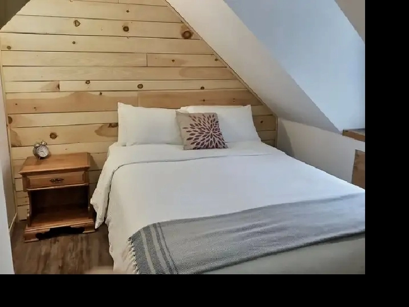 CHAMBRE, MEUBLÉ-TOUT INCLUS, SUR ST-JEAN BAPTISTE