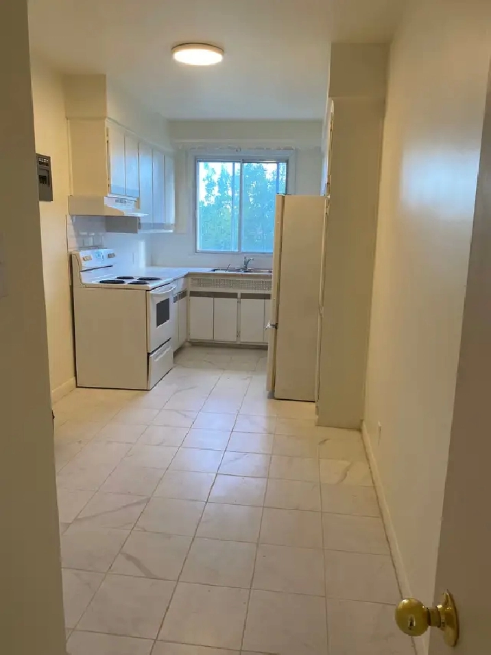 4 1/2 en face du metro Plamondon