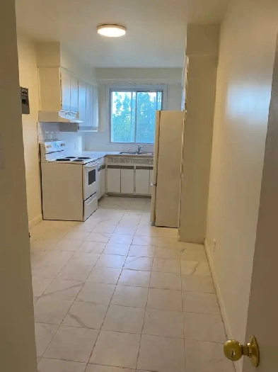 4 1/2 en face du metro Plamondon