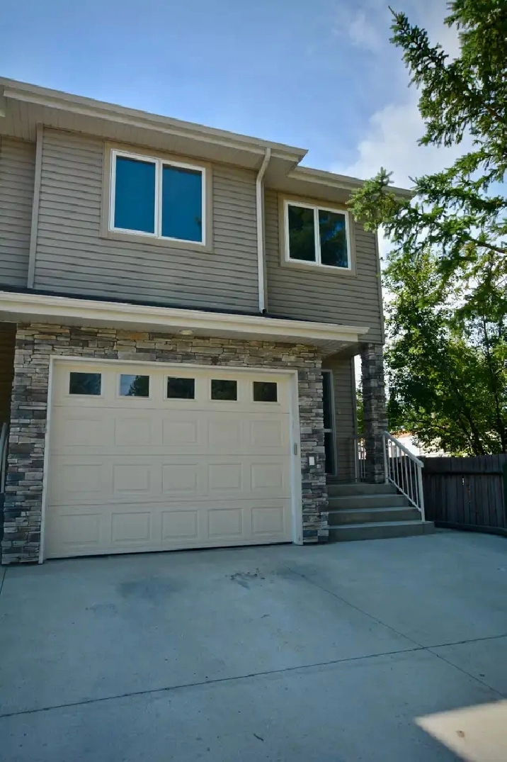 Furnished 3-Bed, 2-Bath suite with Garage in Drayton Valley!