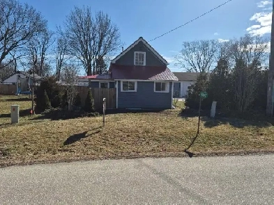 1057 oak Kingsville  3 bedroom house 3 bay garage / car hoist