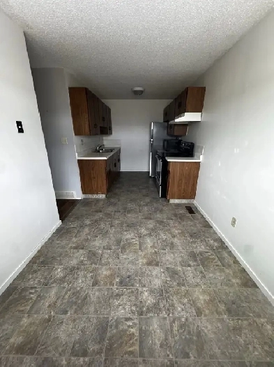 3bedroom upper/lower unit 4plex available April 1