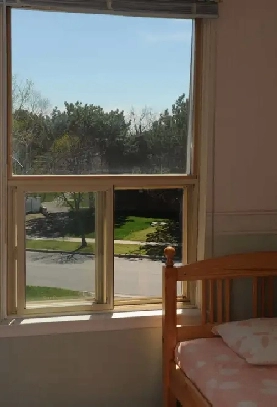 Finch/Warden - Clean, bright, quiet, large private 2nd floor rm.