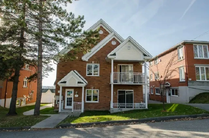 Paisible grand 4 1/2 au 459 ,10e avenu nord