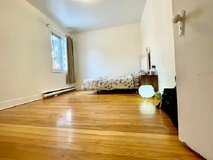 Large 6 ½ Unit near Snowdon Metro available on July 1