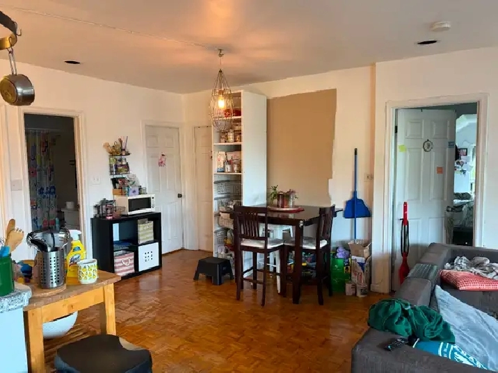 Bright 4Bdrm/deck/yard/Wood floor Apr/May 1st