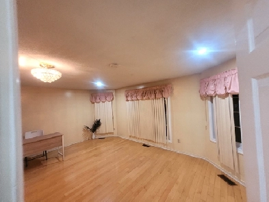 BIG ROOMS FOR RENT SCARBOROUGH FEMALE ONLY