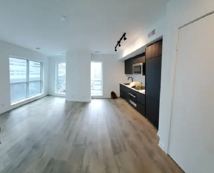 Toronto condo. 1 Bedroom 1 bath for rent 327 King St W $2200/mth