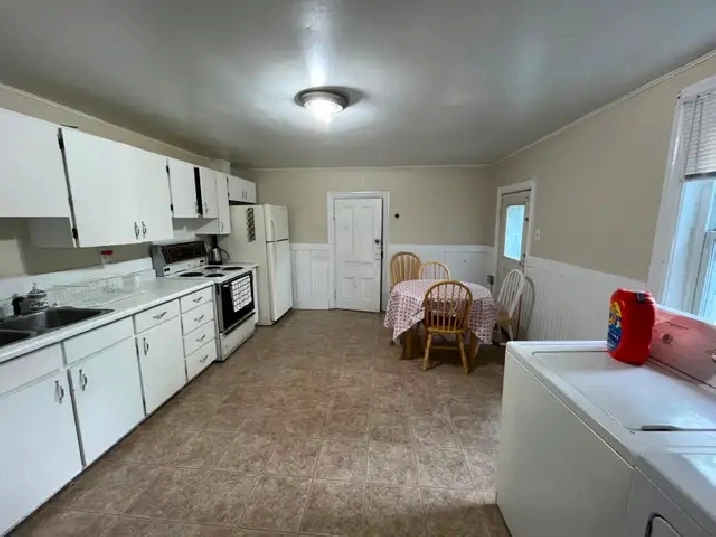 FURNISHED 4 BDRM HOUSE- Central to Campus!