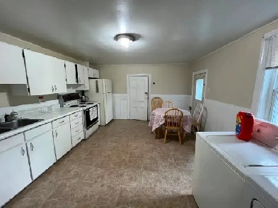 FURNISHED 4 BDRM HOUSE- Central to Campus!