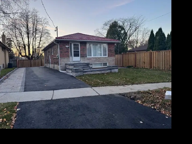 3 Bedroom House (Main Floor): McCowan Road / Brimorton Drive