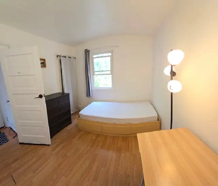 Private&fully furnished bedroom walking distance from University