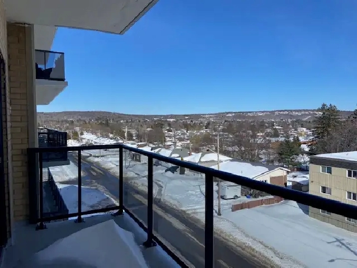 Spacious Apt w Balcony – Secure Building w Elevator - Smoke Free