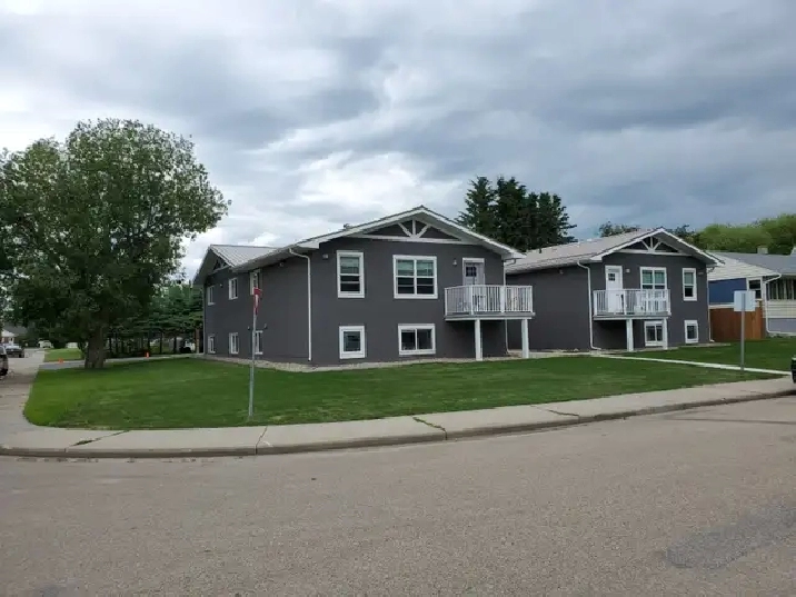 AWESOME QUIET 2 UPPER UNIT CLOSE TO ROSS ST ICE CREAM SHOPPE