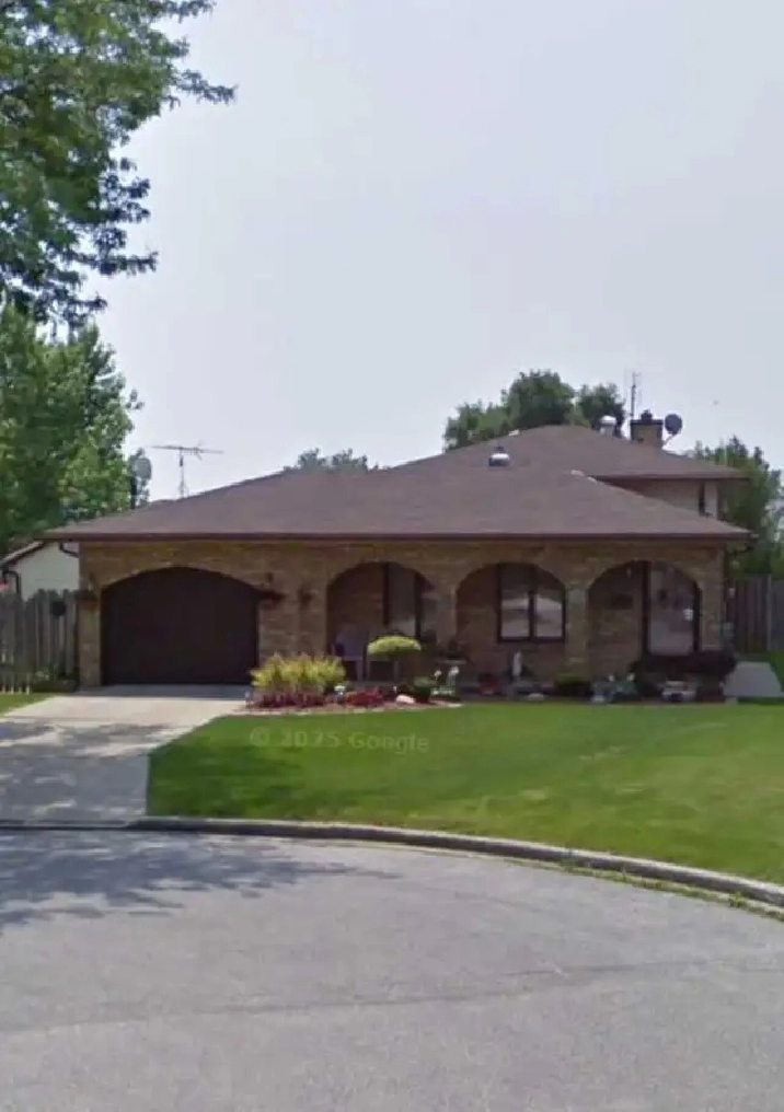 3 Bedroom Upper Unit in Windsor off Walker rd & Grand Marais