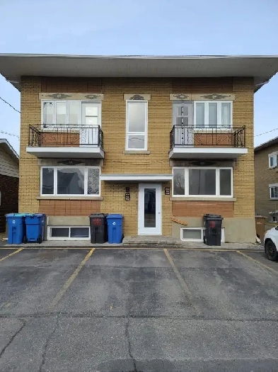 Grand beau 3 1/2 au sous-sol d’un sixplex à louer.