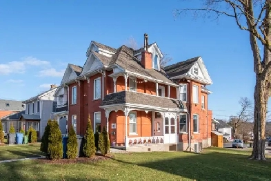 4 Bedroom 2 bathroom Student Rental close to Everything