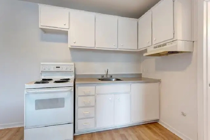 3 1/2 au pied de la gare de train à Ste-Thérèse - Juillet