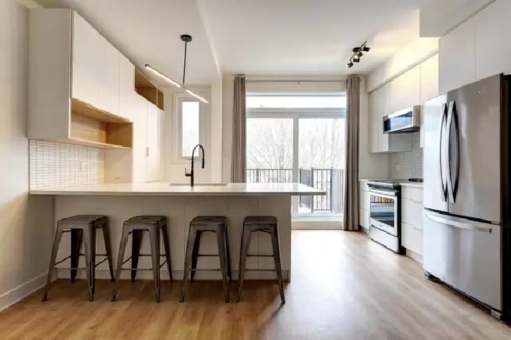 4 1/2 rénové à neuf et meublé à Montréal - Juillet - Internet