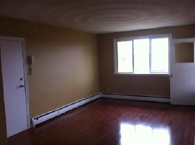 -= AVAILABLE! 2 bedroom apt w/ balcony & Parking=-