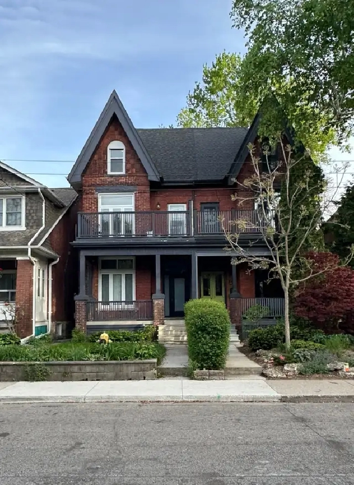 Newly Renovated 2 Bedroom in Roncesvalles/High Park
