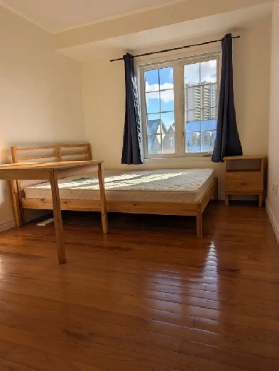 3rd Flr Large Room Private Bath Balcony Parking @York University