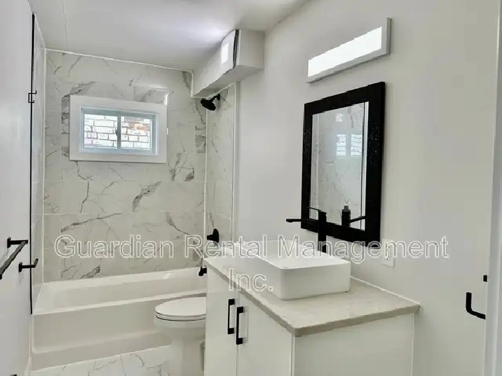 3 Bedroom, 1 Bath Unit - 141A Frederica St. E St. Unit 2 - $1995