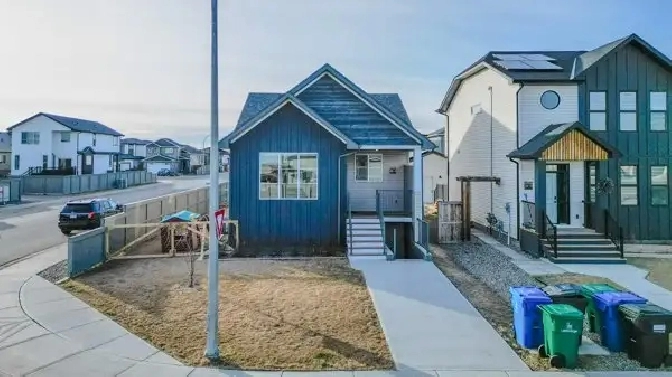 Great space and location 3 Bed 2 bath upper unit for rent!